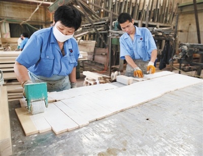 使用環(huán)保漆也是家具工廠升級(jí)的一個(gè)重要環(huán)節(jié)。